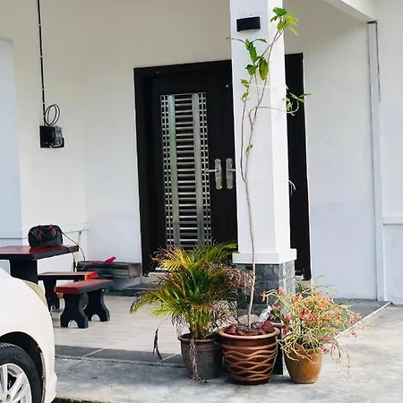 Aisyy Homestay Kampong Sungai Baru Exterior photo